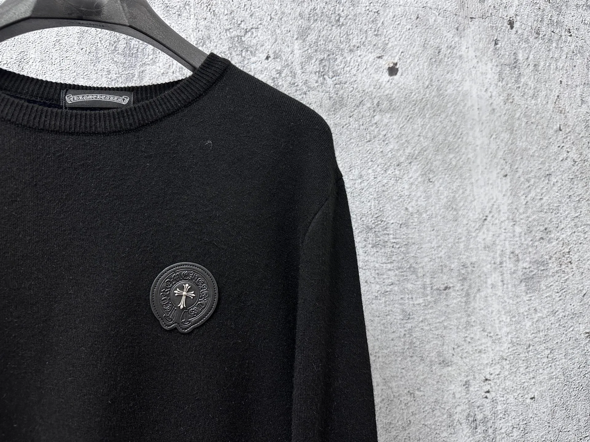 P300 [Chrome Hearts] Chrome Hearts 2025 new autumn and winter knitted fleece sweater is simple and elegant, easy to match and versatile, extremely high-grade, perfectly integrated into fashion and style, a top fashionable style that is perfect for outer wear! The whole thing gives people a natural feeling! The ultimate classic versatile short-sleeved T-shirt, using the latest three-dimensional logo elements to highlight the concave and convex texture! The ultimate heavy work, the ultimate perfection! Size: S-3XL